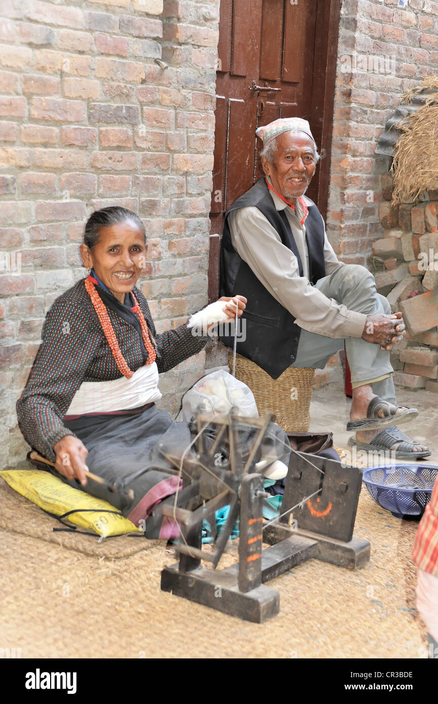 Nepalesische Seniorin arbeitet an einem Spinnrad, Bhaktapur, Nepal, Himalaya, Asien Stockfoto