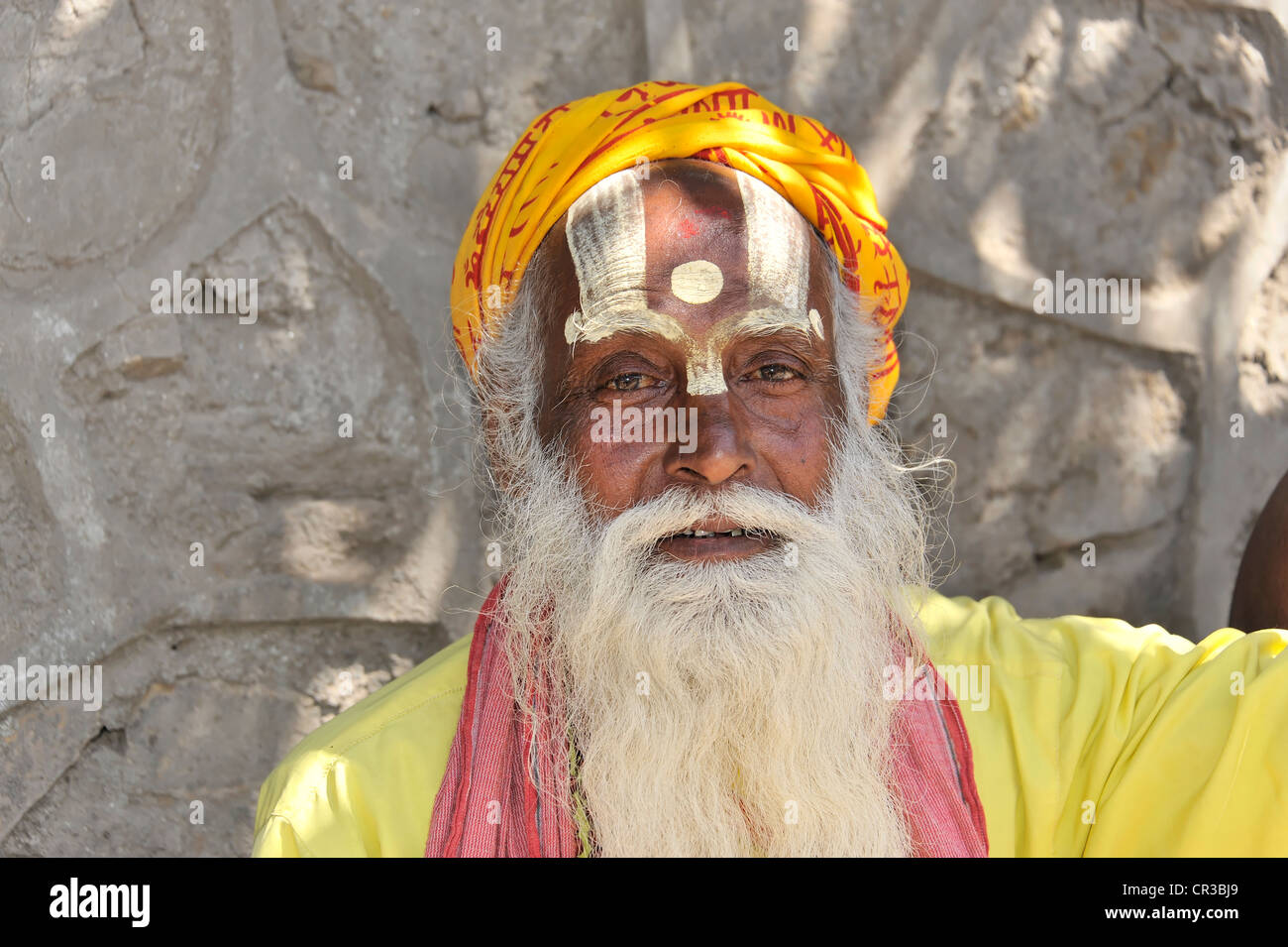 Sadhu heiliger Mann mit bunt bemalte Gesicht und Bart, Porträt, Hinduismus, Makkan Tole Vorplatz der Krishna-Tempel in Stockfoto