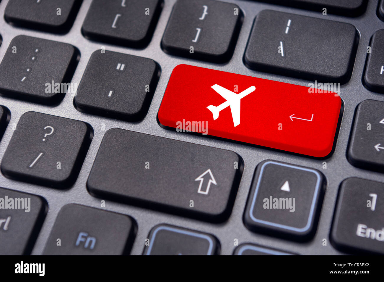 ein Flugzeug-Zeichen auf Tastatur, zur Veranschaulichung Online-Buchung oder Kauf von Flugtickets oder Business Reisen Konzepte. Stockfoto