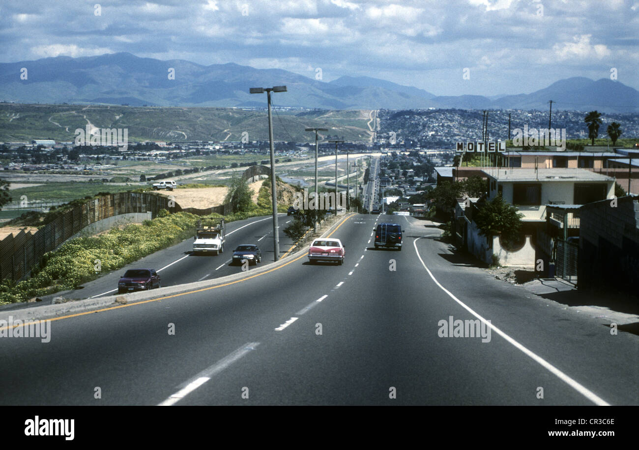 Zweispurige Straße in der Nähe von Tijuana, die parallel zur mexikanischen Grenze mit den USA. Mexiko auf rechten Seite, USA auf linken Seite. Stockfoto