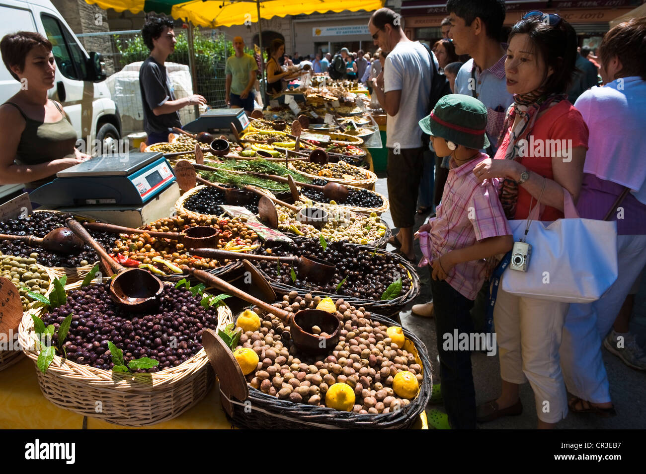 Frankreich, Vaucluse, Lubéron, Isle Sur la Sorgue, Place De La Liberte (Freiheitsplatz), Wochenmarkt am Sonntag, Olive Korb stall Stockfoto