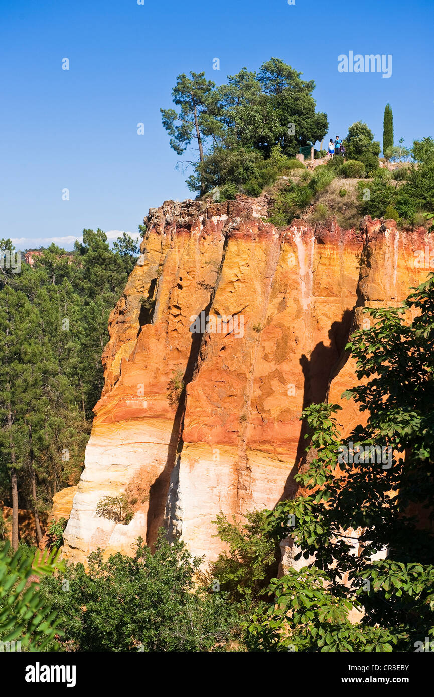 Frankreich, Vaucluse, Lubéron, Roussillon, Les Plus Beaux Dörfer de France, ockerfarbenen Klippen gekennzeichnet Stockfoto