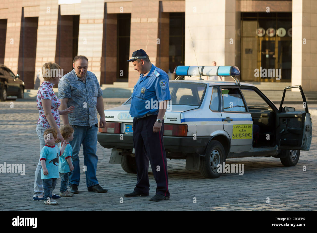 Ein Verkehrspolizist im Chat mit einem Freund und seiner Familie, Lemberg, Ukraine Stockfoto