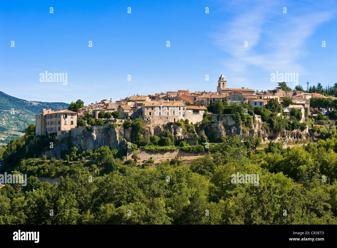 Frankreich, Vaucluse, Sault, Dorf thront oben auf einer Felsformation Stockfoto
