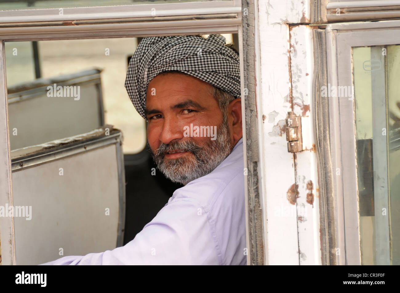 Indischer Mann im Bus, Jaisalmer, Rajasthan, Nordindien, Asien Stockfoto