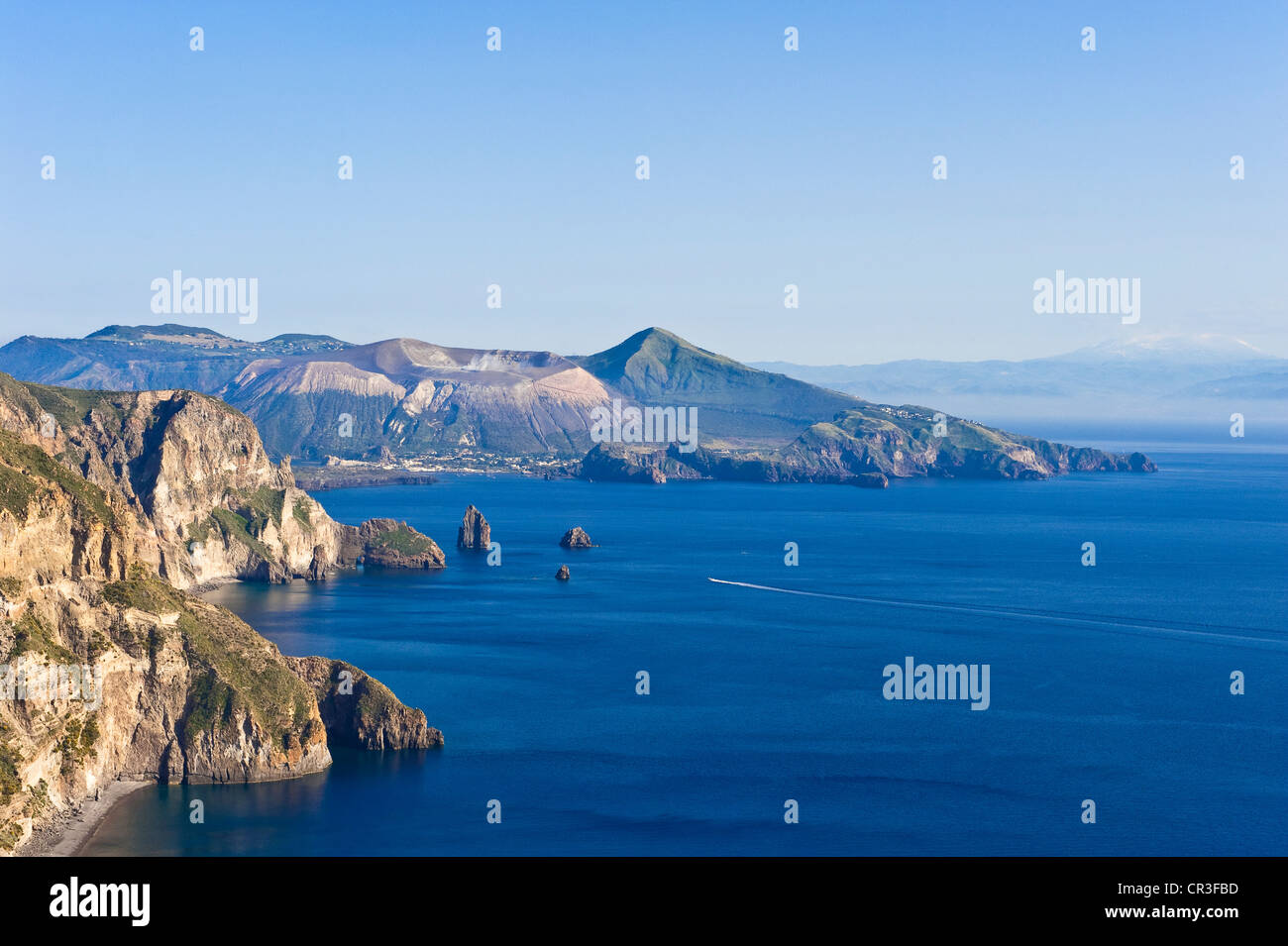 Italien, Sizilien, Äolischen Inseln, UNESCO-Welterbe, Insel Lipari, Corniche Road im Süden der Insel mit Blick auf Vulcano Stockfoto