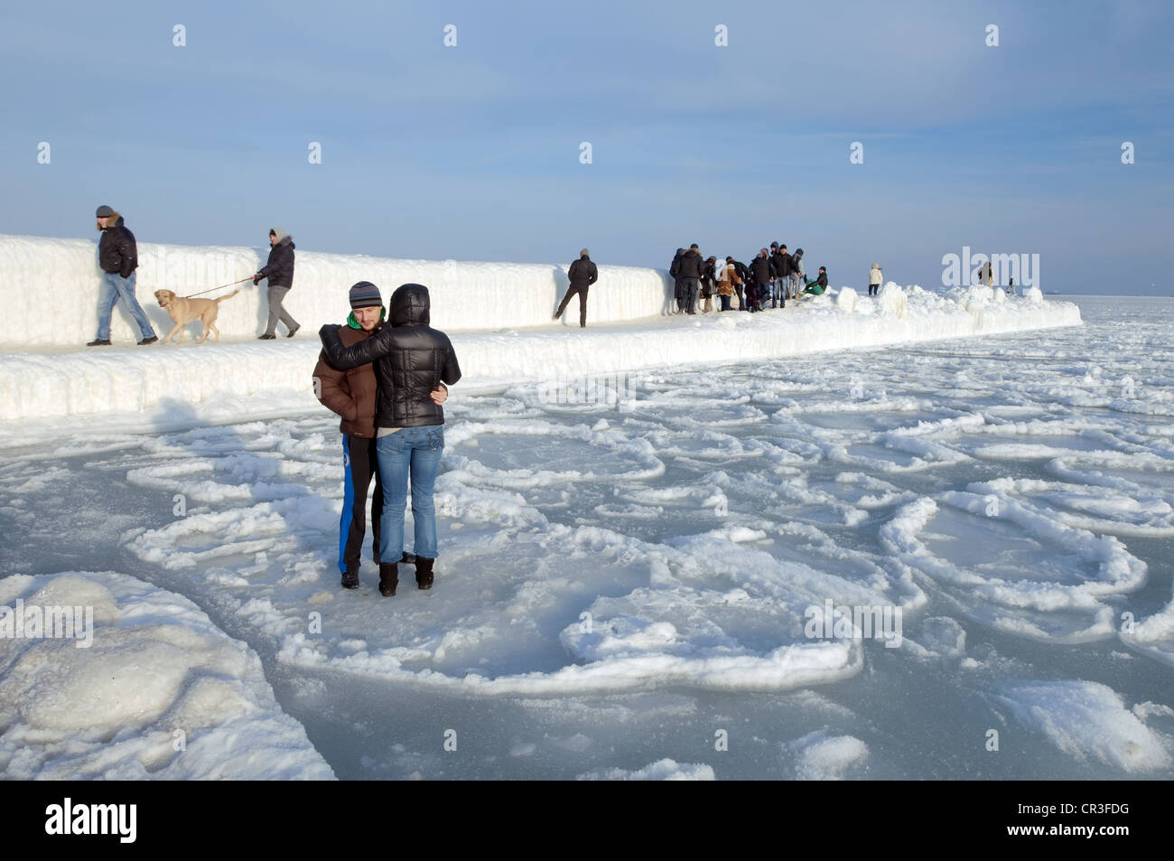 Menschen am eisigen Pier, gefrorene schwarze Meer, ein seltenes Phänomen, Odessa, Ukraine, Osteuropa Stockfoto