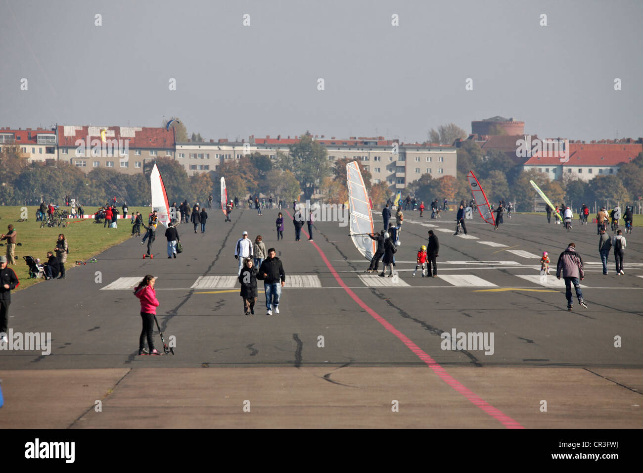 Menschen auf dem Rollfeld des ehemaligen Flughafens Tempelhof, Tempelhofer Feld, Park eröffnete 2010, Kreuzberg, Neukölln, Tempelhof, Stockfoto