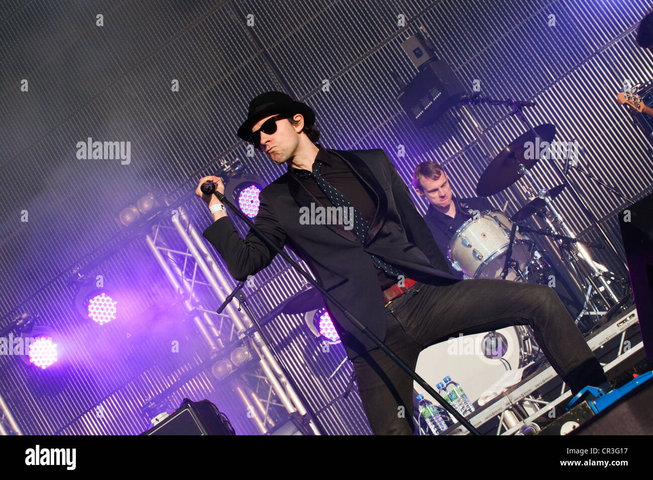 Sänger Paul Smith mit Maximo Park Evolution Festival 2012 in Spillers Wharf in Newcastle Upon Tyne 3. Juni 2012 Stockfoto