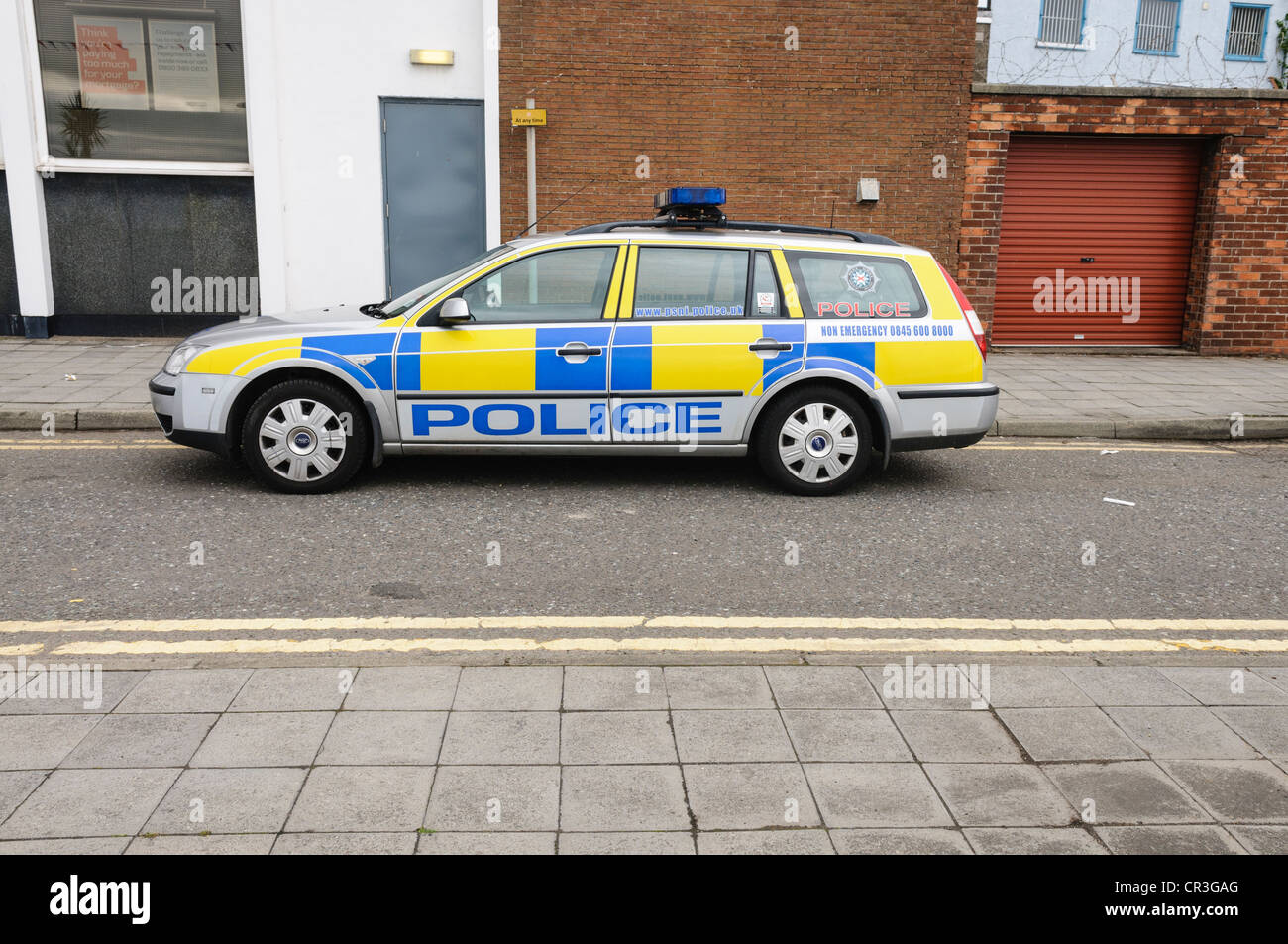 Polizeiauto illegal auf doppelte gelbe Linien Stockfoto