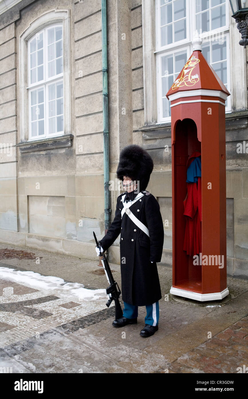 Wachablösung am Schloss Amalienborg, Kopenhagen, Dänemark, Europa Stockfoto