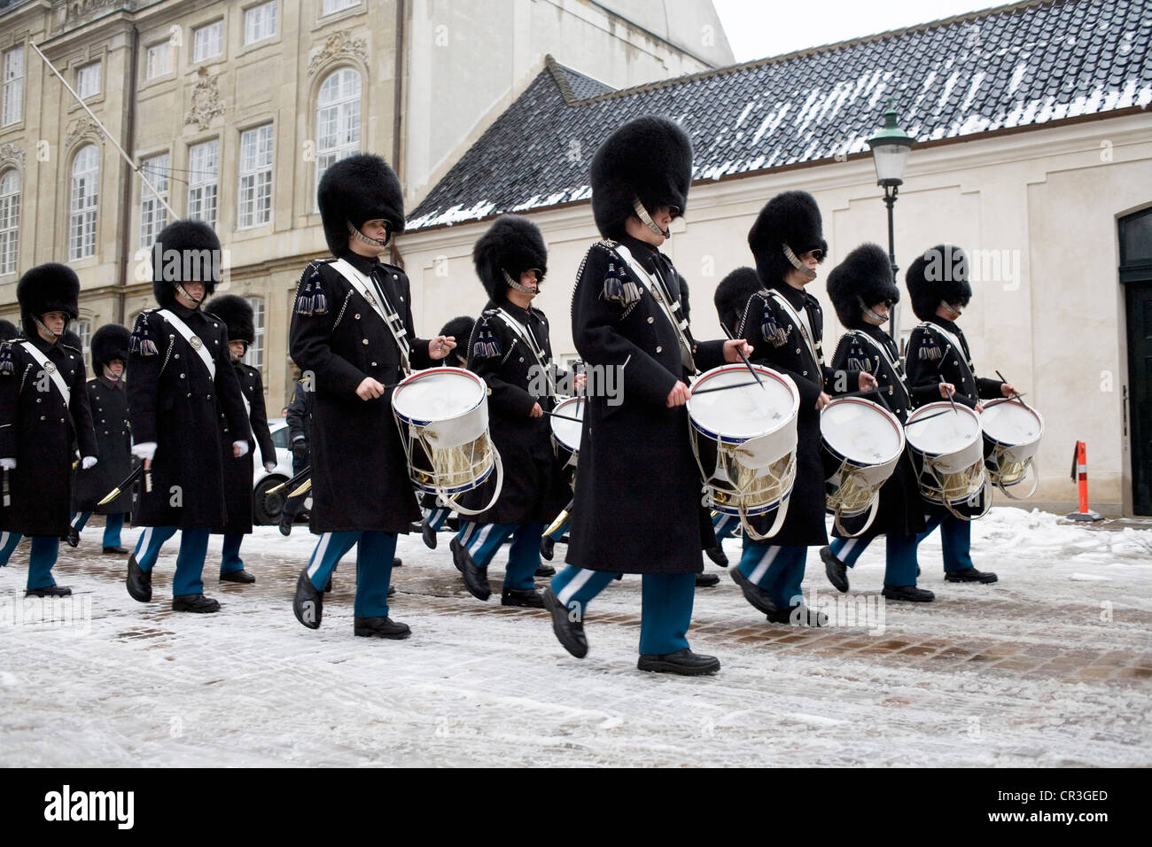 Wachen auf dem Weg zum Schloss Amalienborg, Changing of Guard, Kopenhagen, Dänemark, Europa Stockfoto