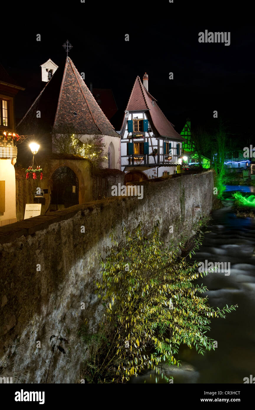 Weihnachtliche Winternacht in Kaysersberg, Elsass, Frankreich, Europa Stockfoto
