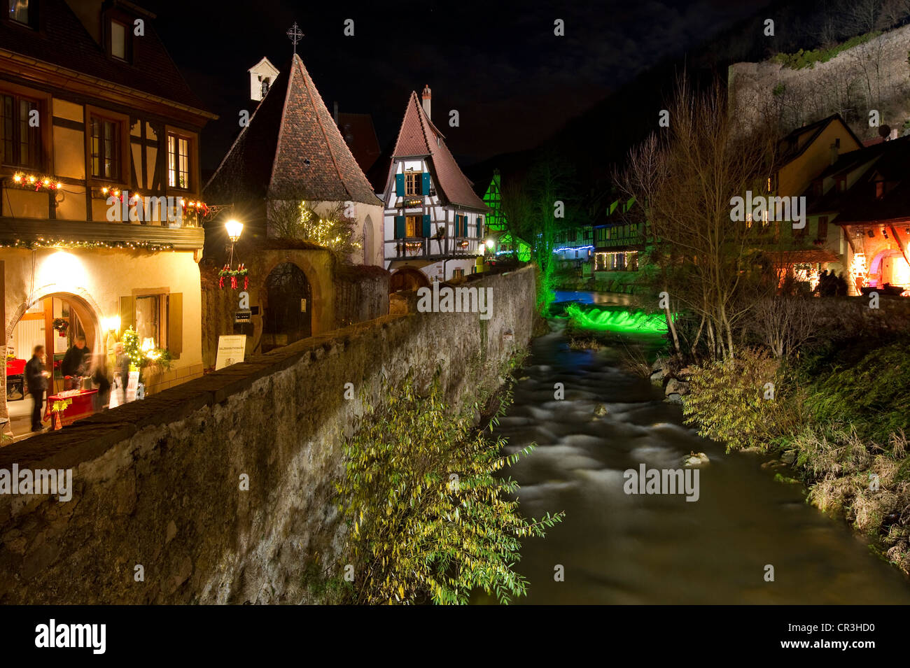 Weihnachtliche Winternacht in Kaysersberg, Elsass, Frankreich, Europa Stockfoto