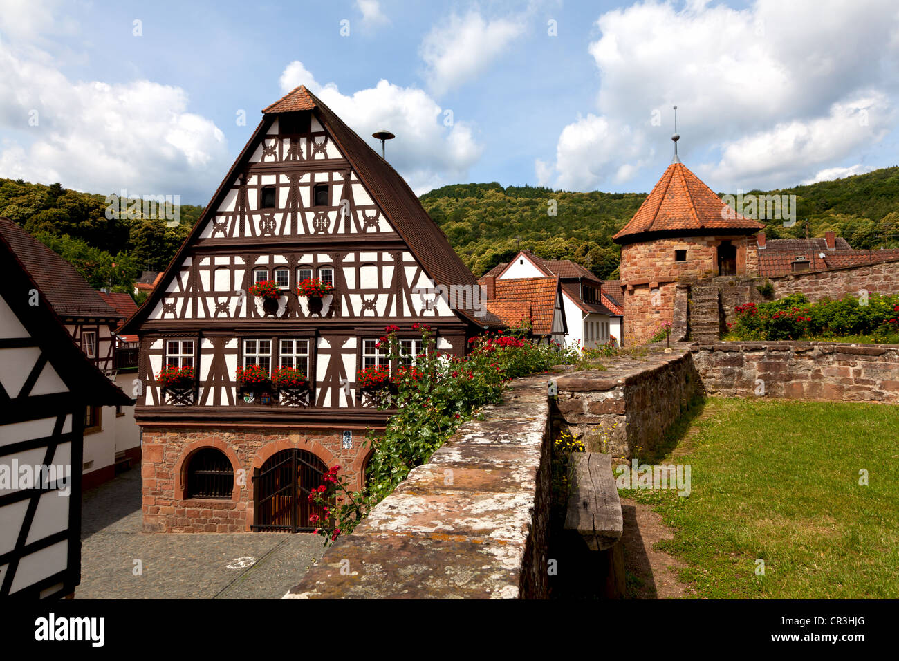 Historisches Rathaus in Doerrenbach mit Mauern und Türmen an der Kirchenburg, Südpfalz, Pfalz Stockfoto