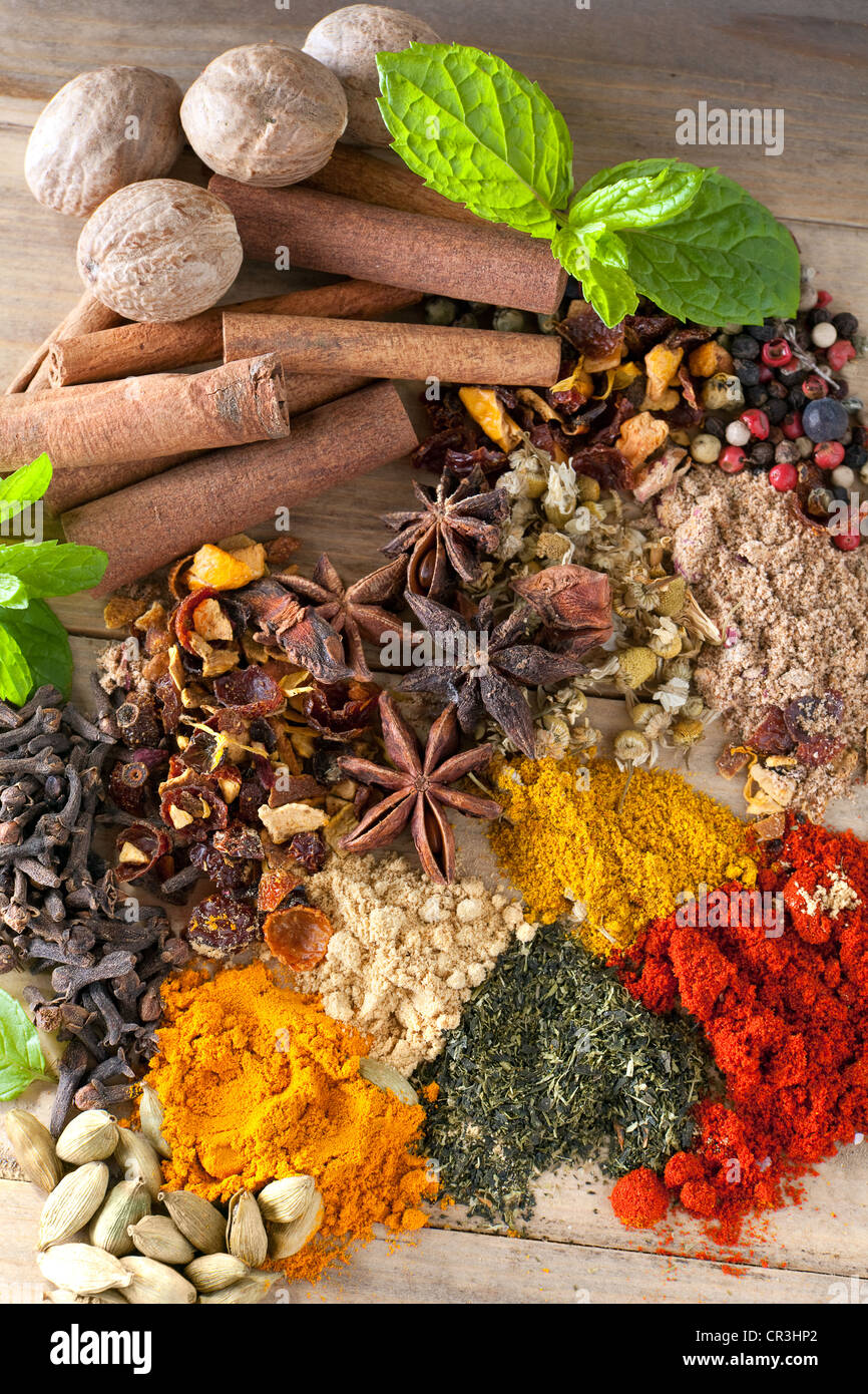 Würzigen Zutaten, Kräutern und Tees auf einem Holztisch Stockfoto