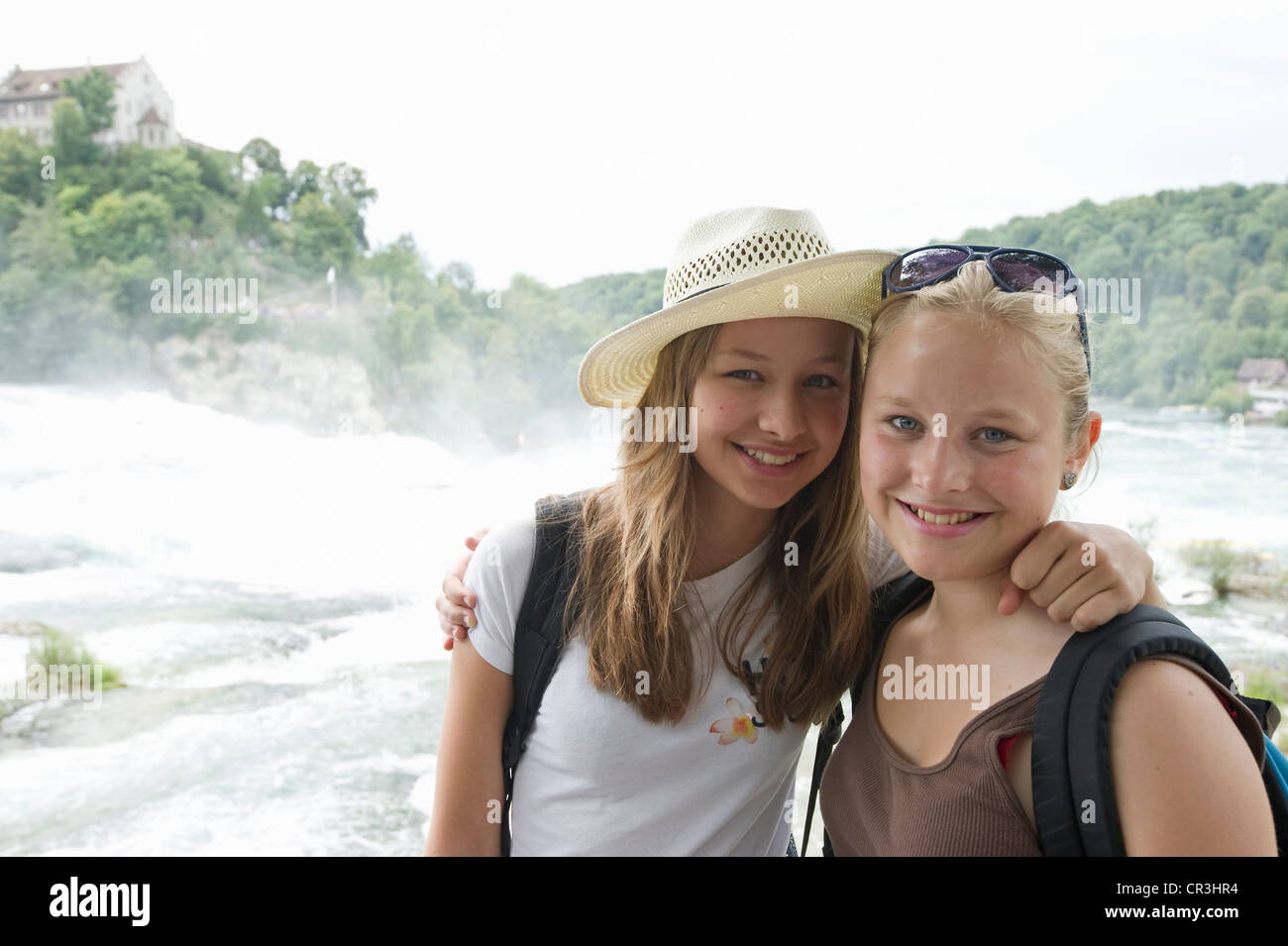 Zwei junge Frauen Touristen, Rheinfall, Schaffhausen, Schweiz, Europa Stockfoto