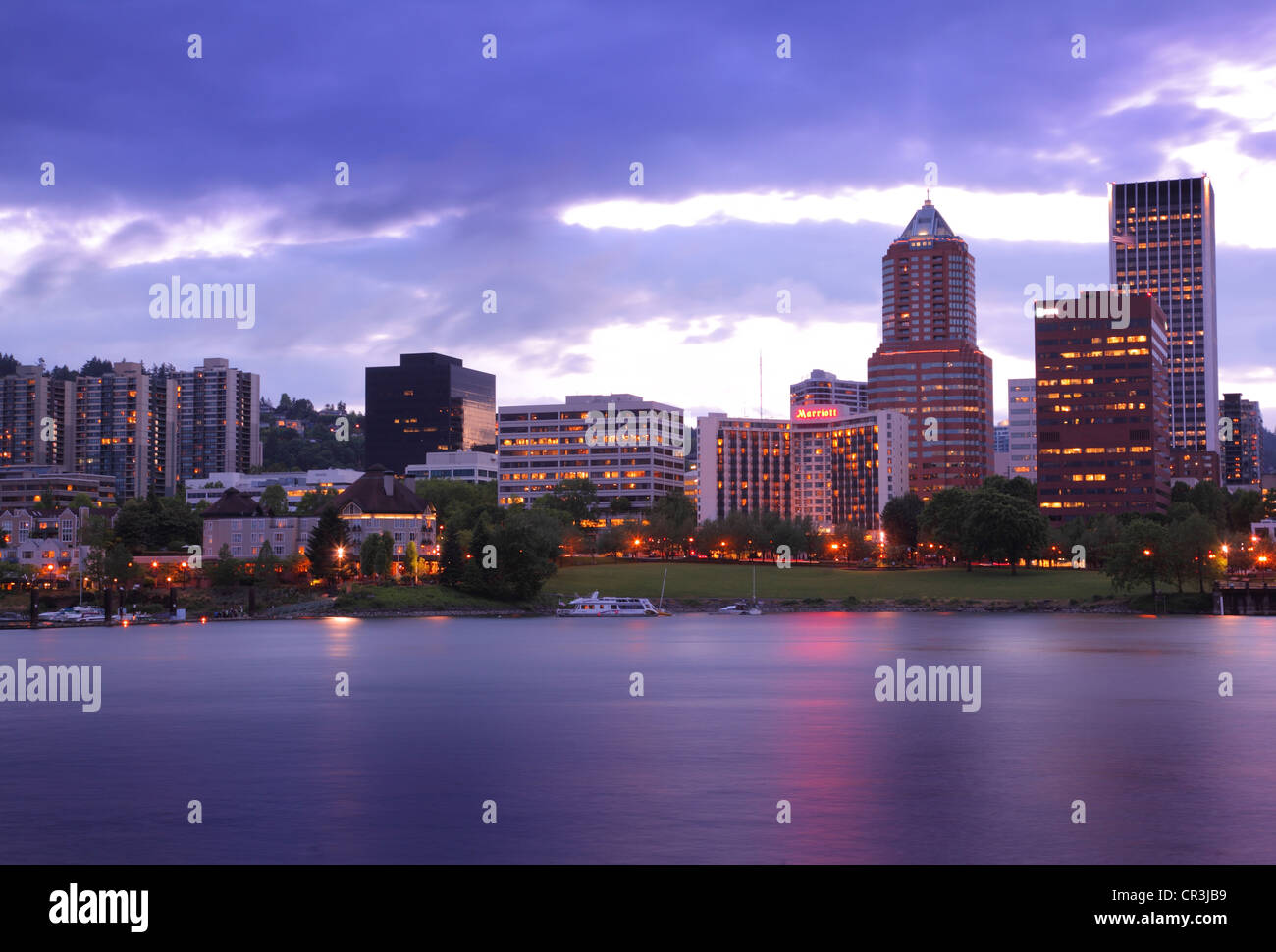 Portland Oregon Skyline in der Abenddämmerung Stockfoto