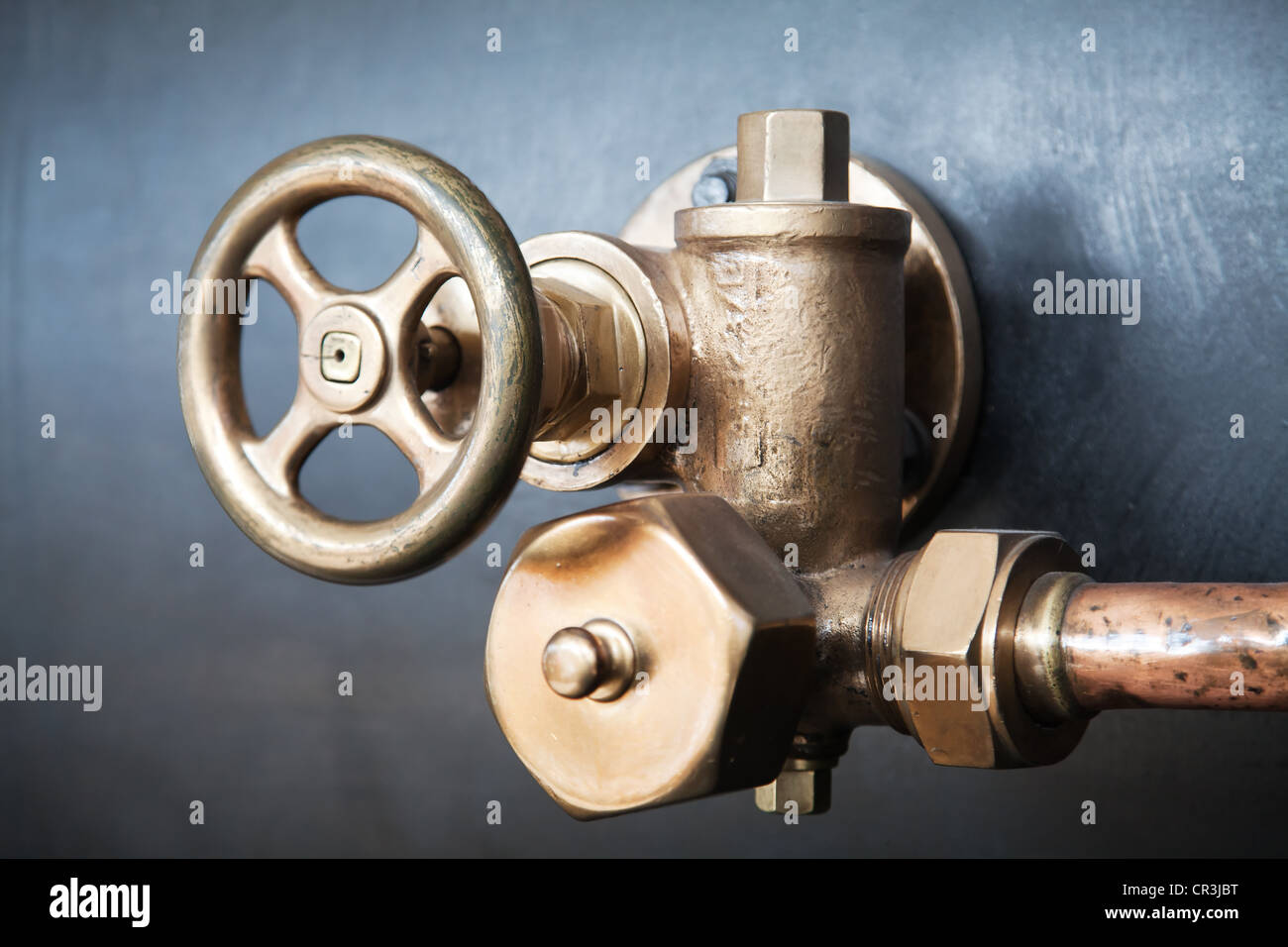Messingventil trainieren der alten Dampfmaschine Stockfoto