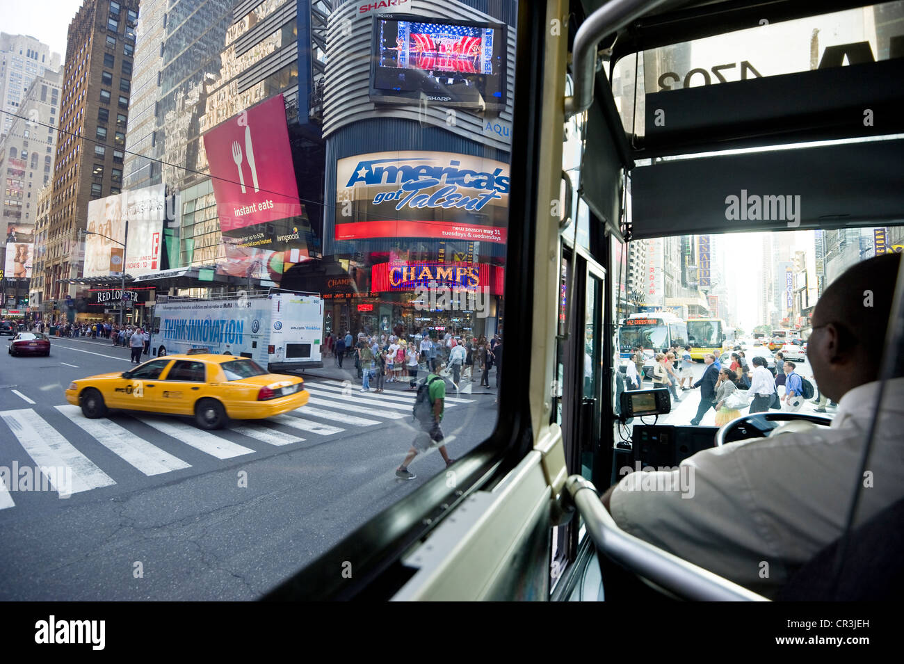 Times Square gesehen bis zur nächsten Bushaltestelle, Manhattan, New York, USA Stockfoto