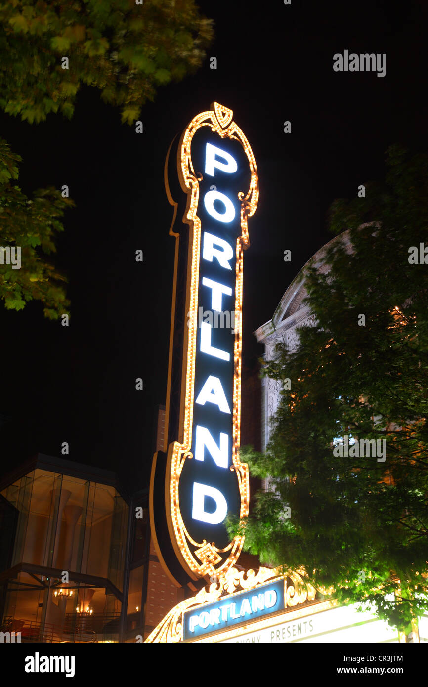 PORTLAND-Schild am Arlene Schnitzer Concert Hall, Portland, Oregon, USA Stockfoto