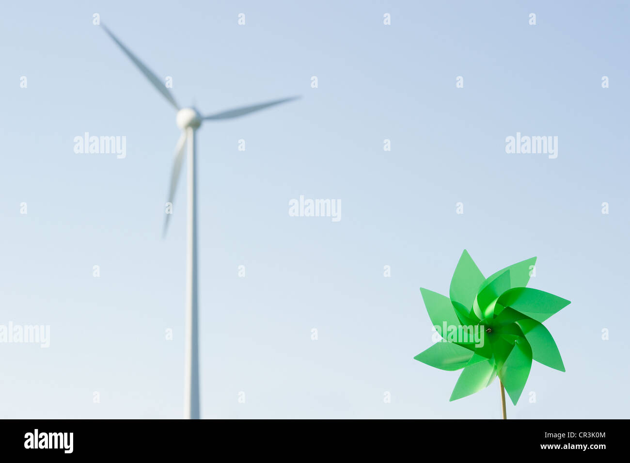 Windrad vor einer Windkraftanlage in der Nähe von Freiburg im Breisgau, Schwarzwald, Baden-Württemberg, Deutschland, Europa Stockfoto