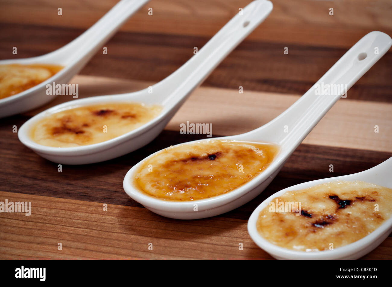 Creme Brulee im Porzellanlöffel Stockfoto