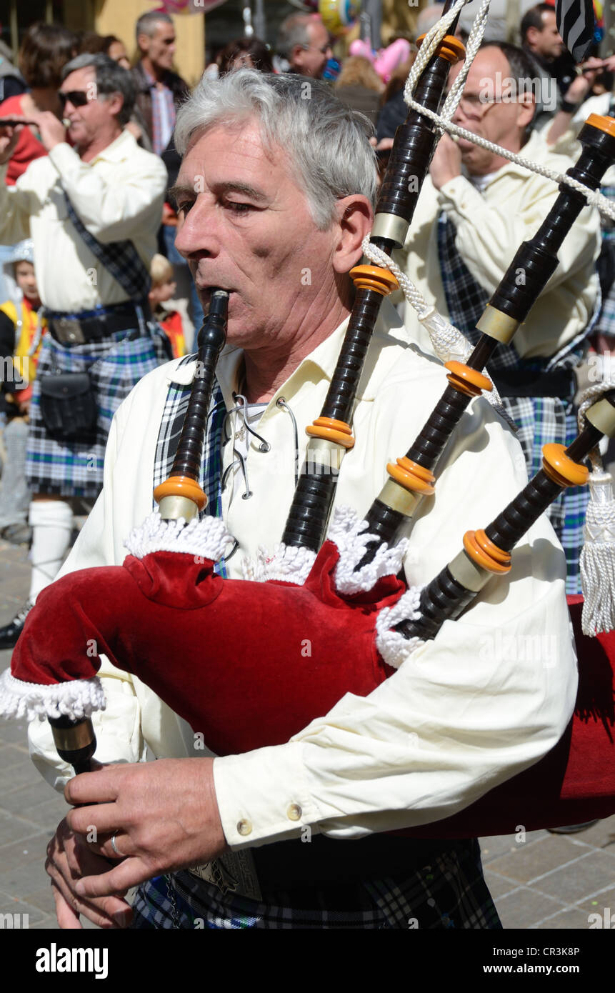 Portrait of Breton Männlich oder man Piper spielen Dudelsack oder Biniou Braz in Marching Band beim Frühlingskarneval Aix-en-Provence Provence Frankreich Stockfoto