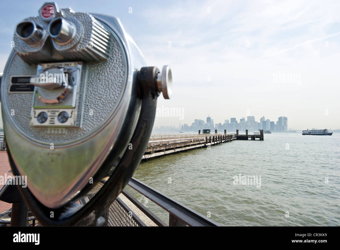 Fernrohr mit Blick auf Liberty Island und die Skyline von Manhattan, New York, USA Stockfoto