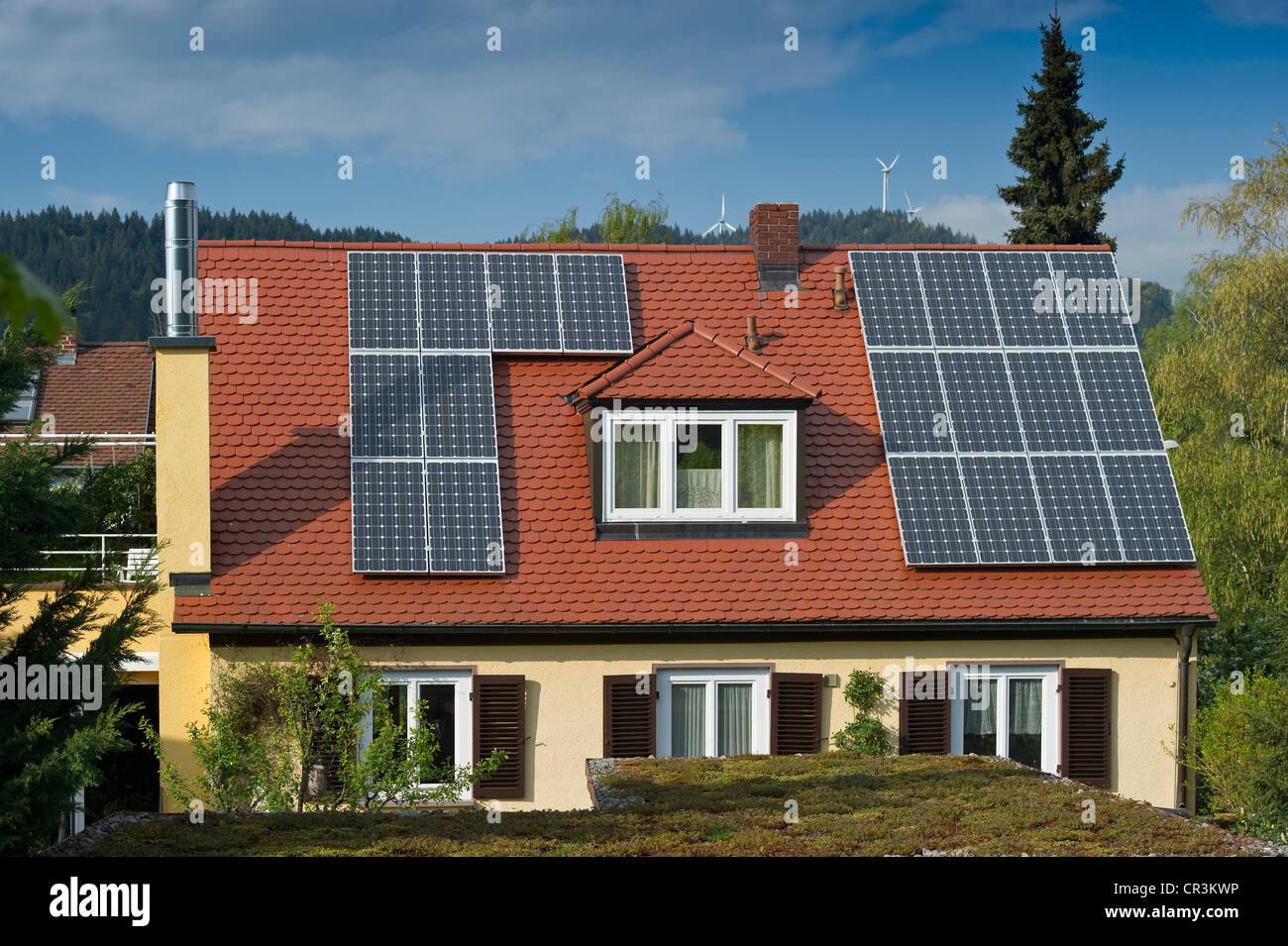Haus mit Sonnenkollektoren und Grasdach, Freiburg Im Breisgau, Baden-Württemberg, Deutschland, Europa Stockfoto