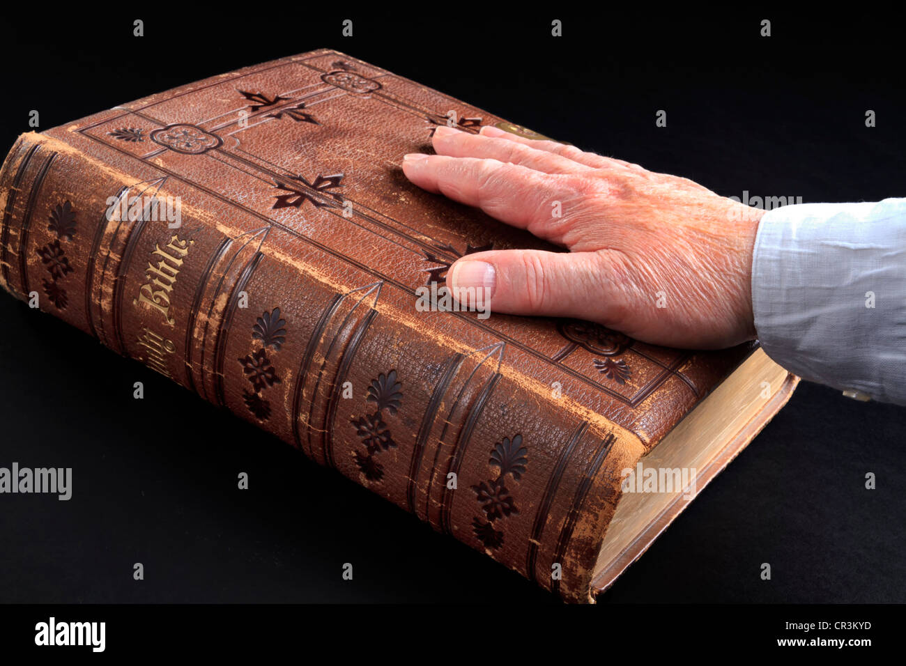 Hand, platziert auf einem Leder gebunden christliche Bibel Stockfoto