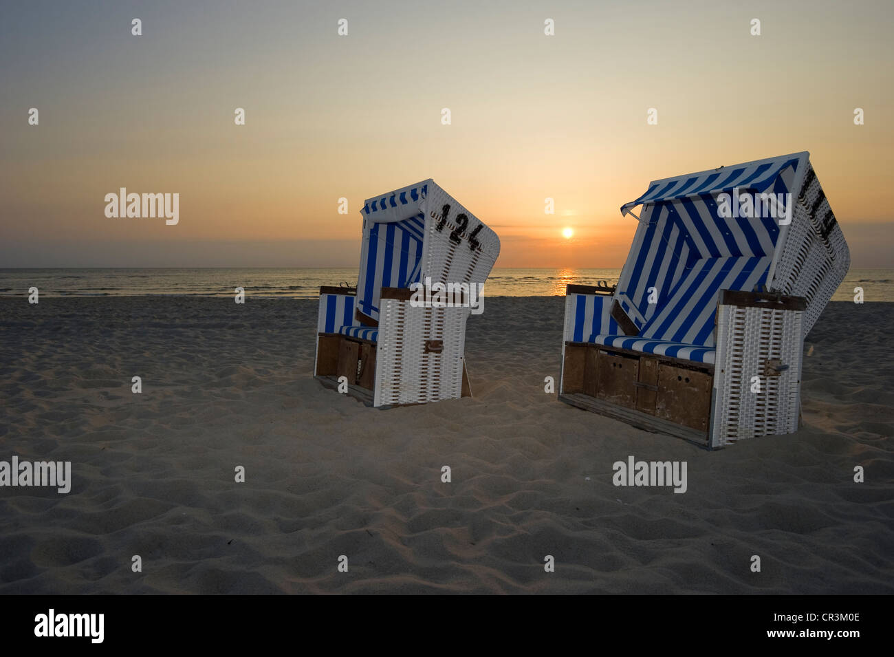 Überdachten Strand Strandkörben am Strand bei Sonnenuntergang, List, Sylt, Schleswig-Holstein, Deutschland, Europa Stockfoto