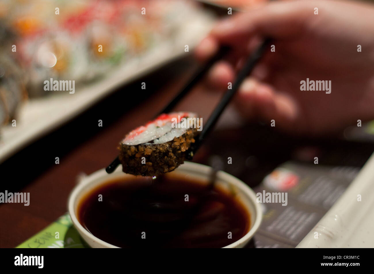 Sushi in Sojasauce getunkt Stockfoto