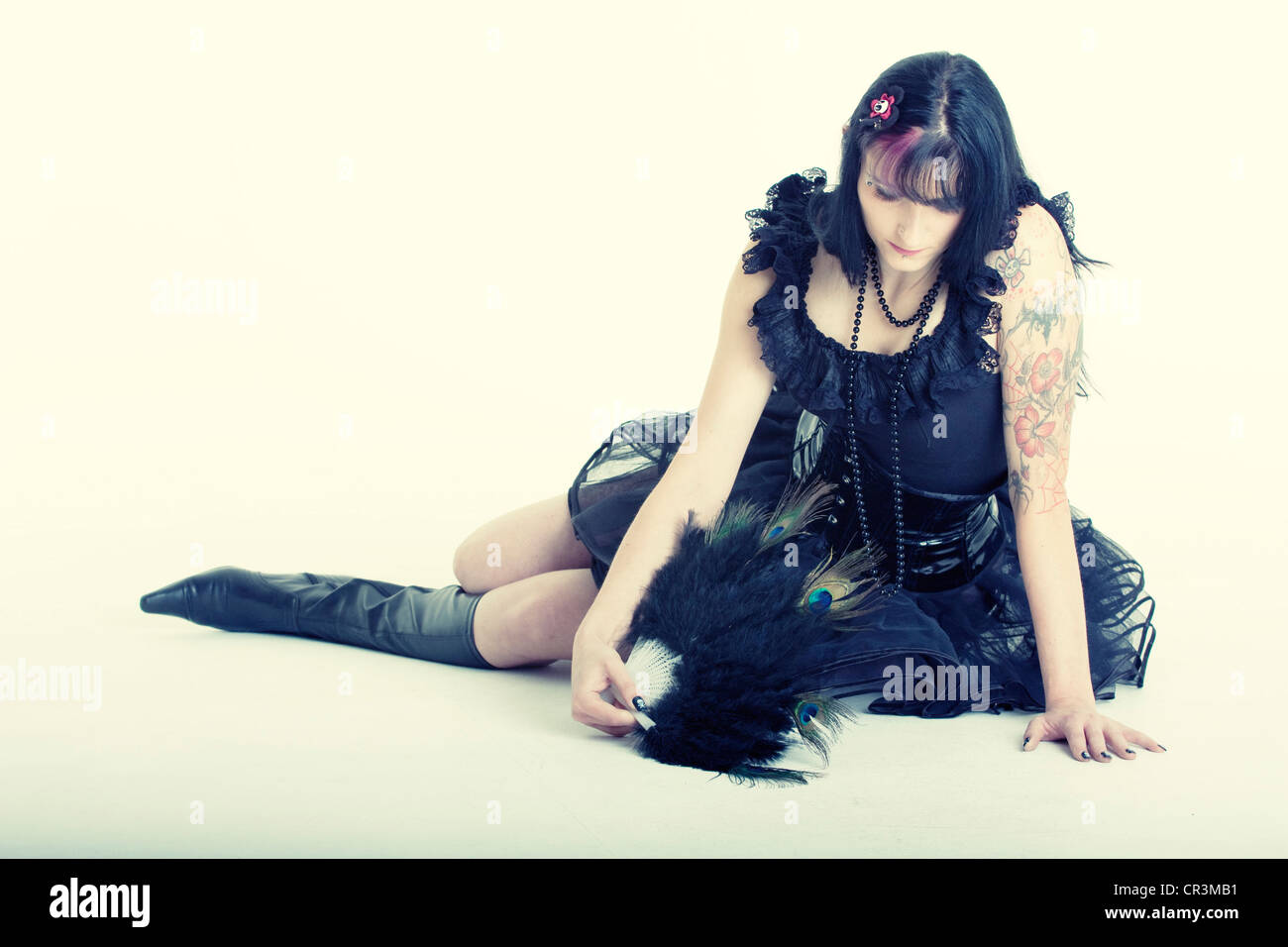 Traurige Frau sitzen auf dem Boden, Gothic Stockfoto
