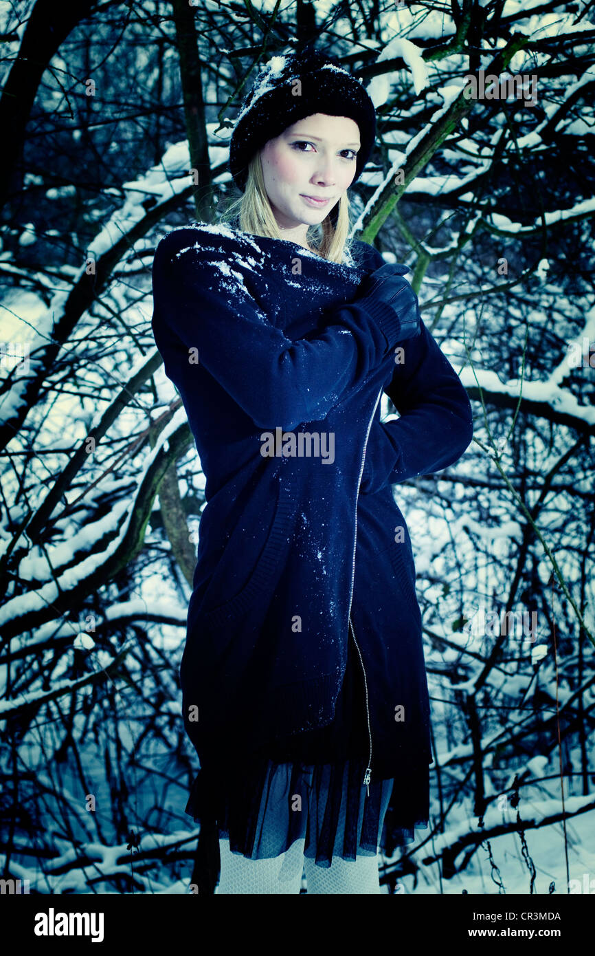 Frau in einem Wald im winter Stockfoto