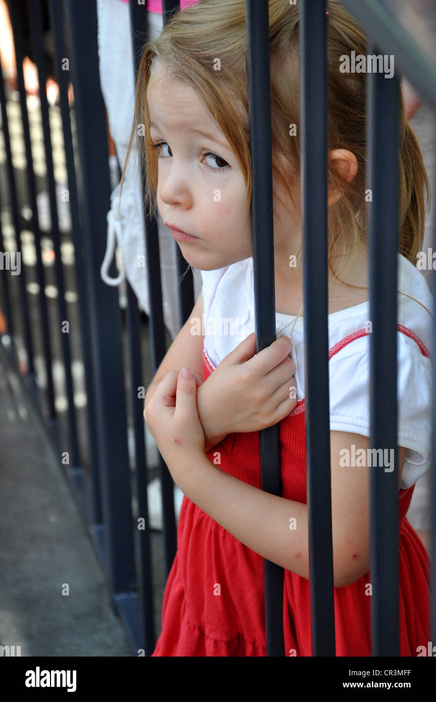 Kind wartet ungeduldig in der Schlange zu eine Attraktion im Disneyland, Anaheim, Kalifornien fahren Stockfoto