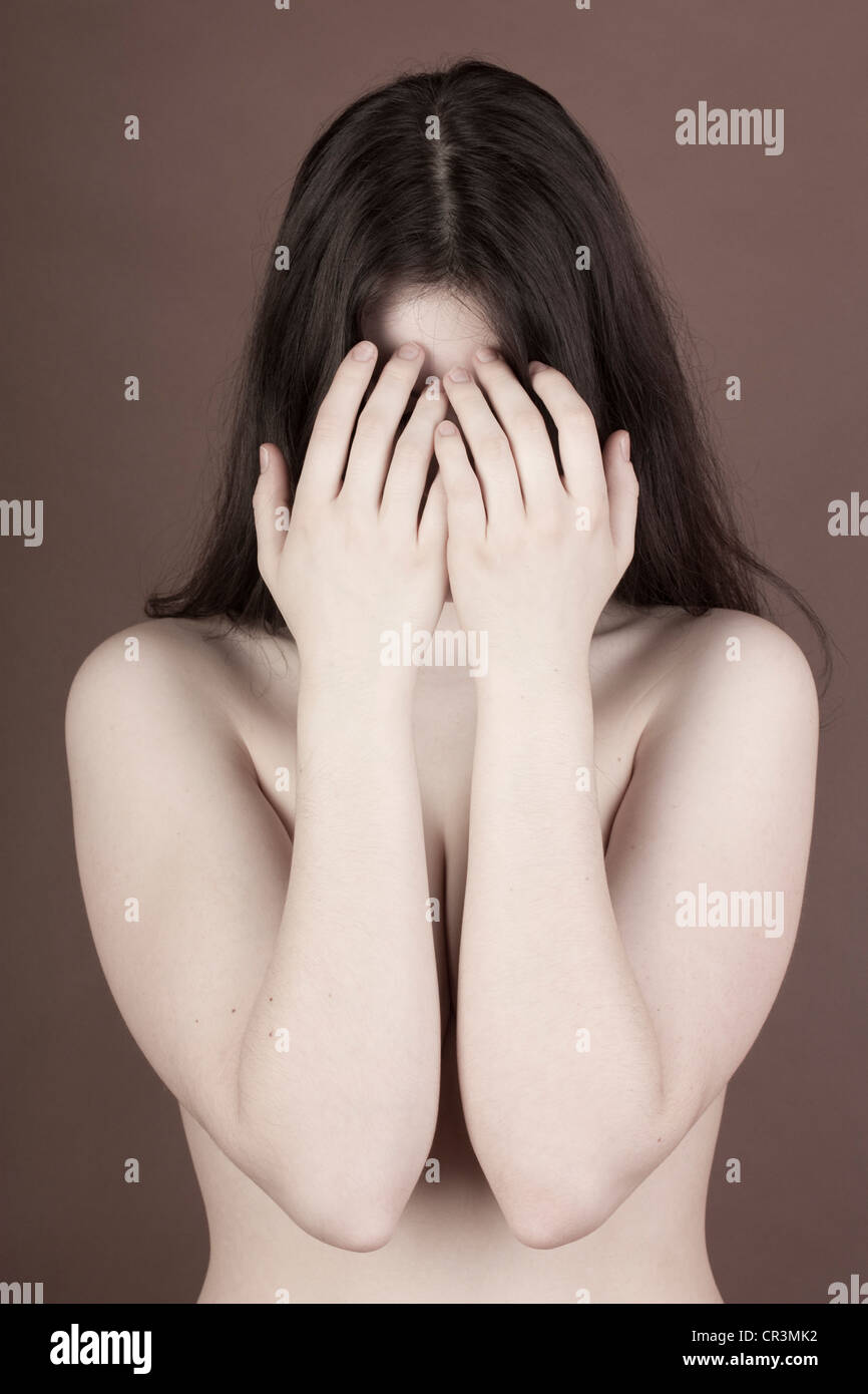 Junge Frau, Oberkörper, nackt, mit Gesicht versteckt Stockfoto