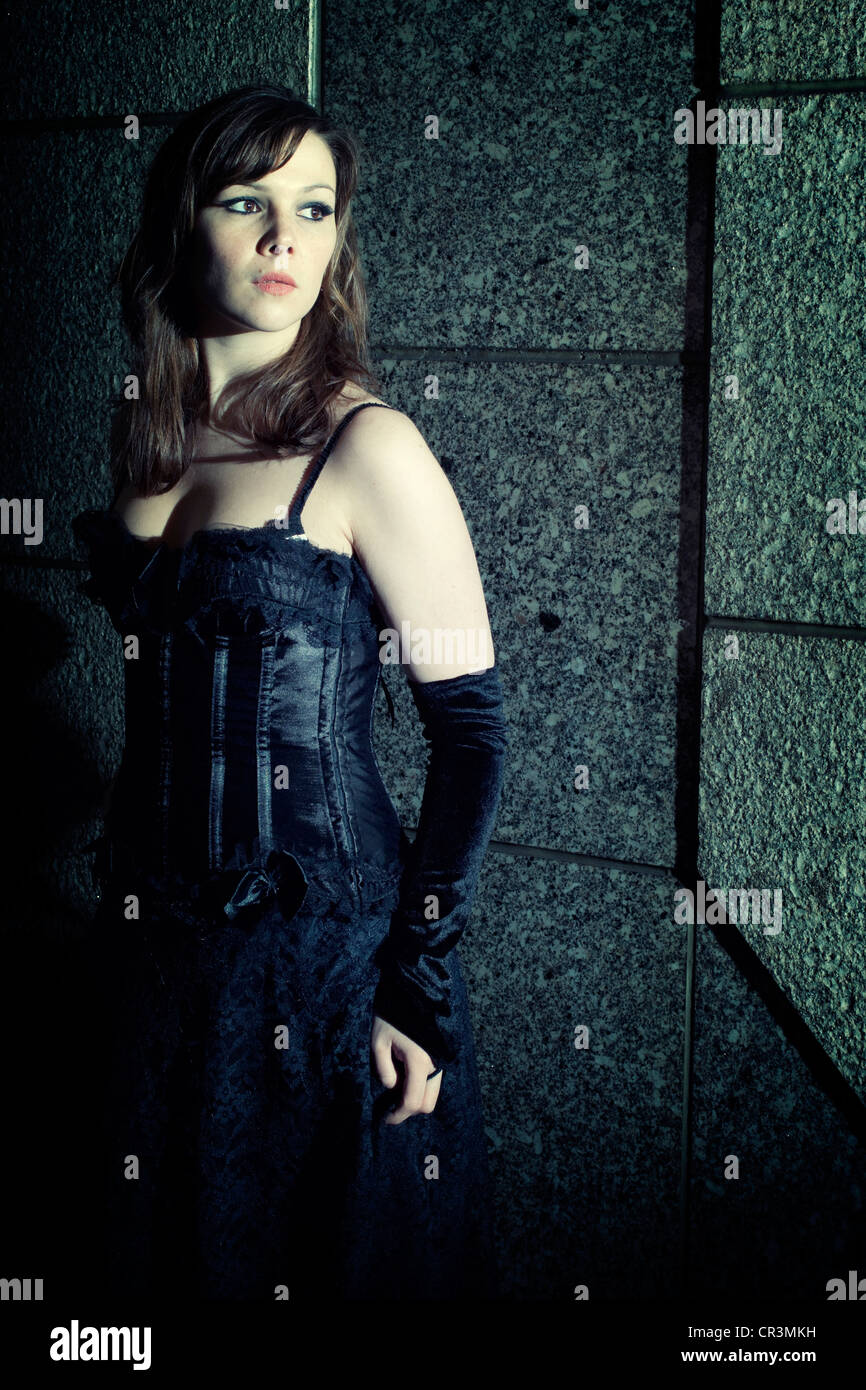 Frau, Gothic, dunkelhaarige, stehend, Standlicht Stockfoto