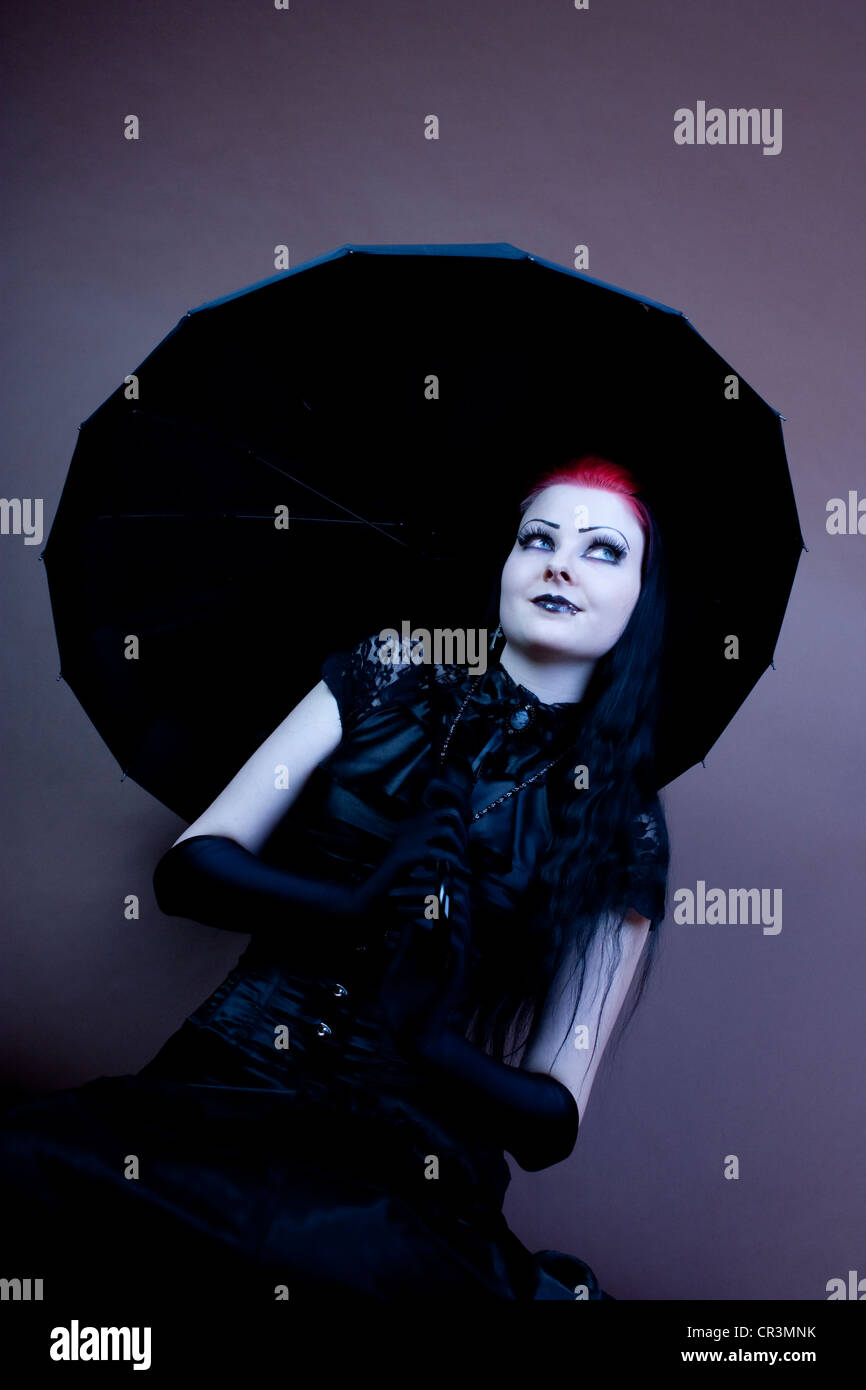 Frau, Gothic, Regenschirm, sitzen Stockfoto
