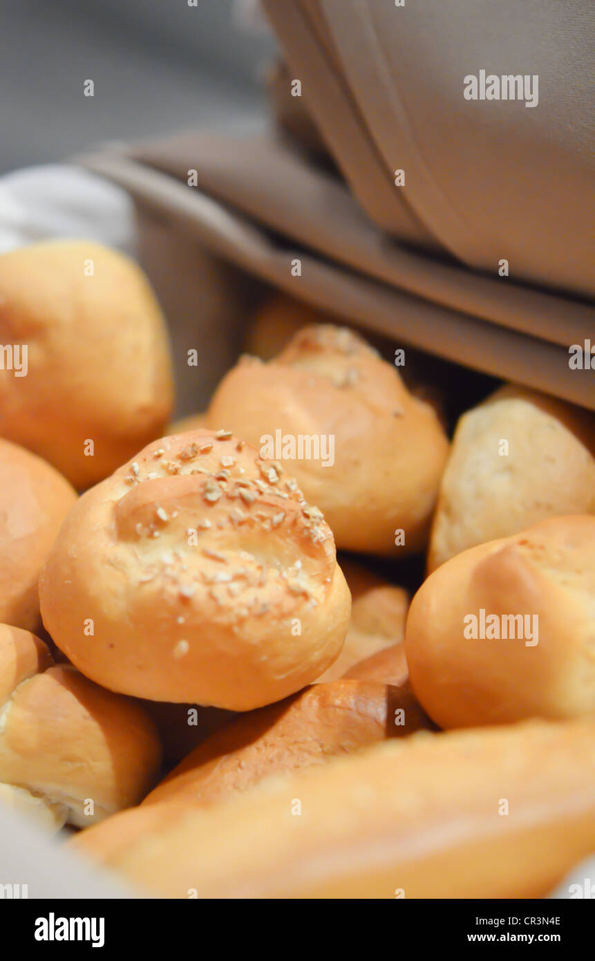 Brot und Brötchen mit Sesam Stockfoto