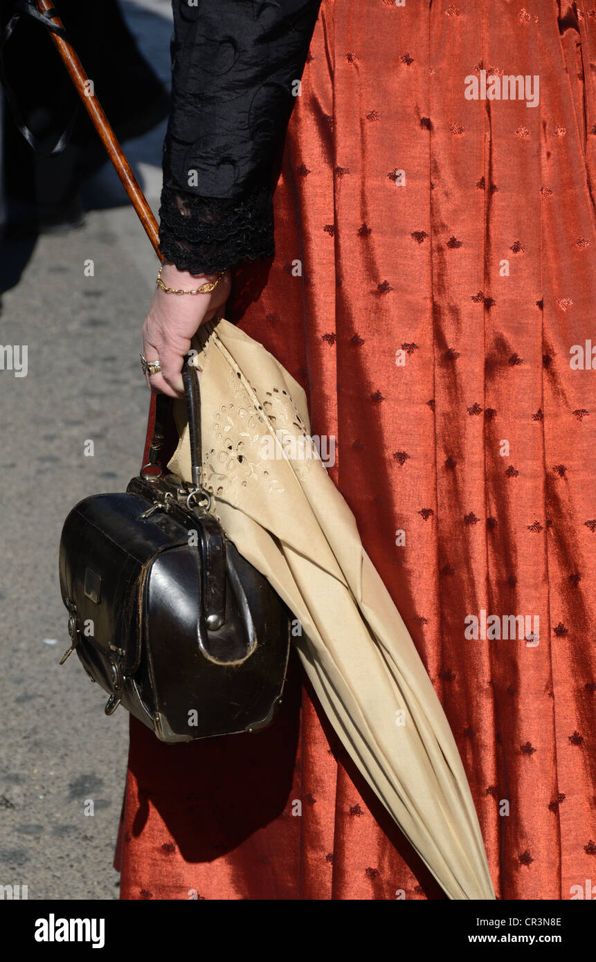 Sonnenschirm und Handtasche von Französisch Frau trägt traditionelle Provençal Kostüm Oder Kleid Aix-en-Provence Frankreich Stockfoto