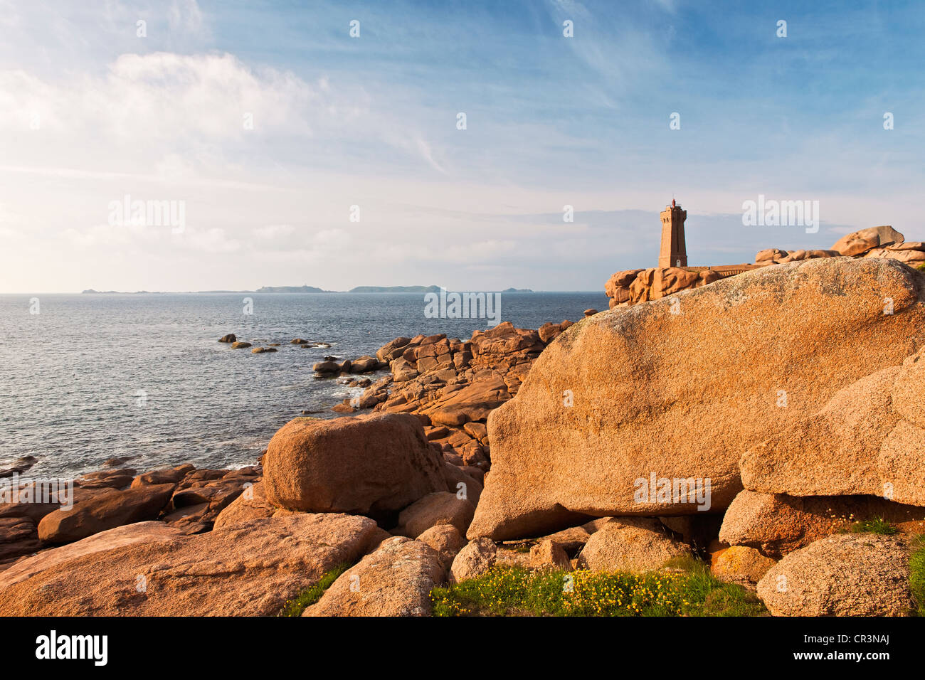 Leuchtturm an der Côte de Granit Rose oder rosa Granit Küste, Frankreich, Europa Stockfoto