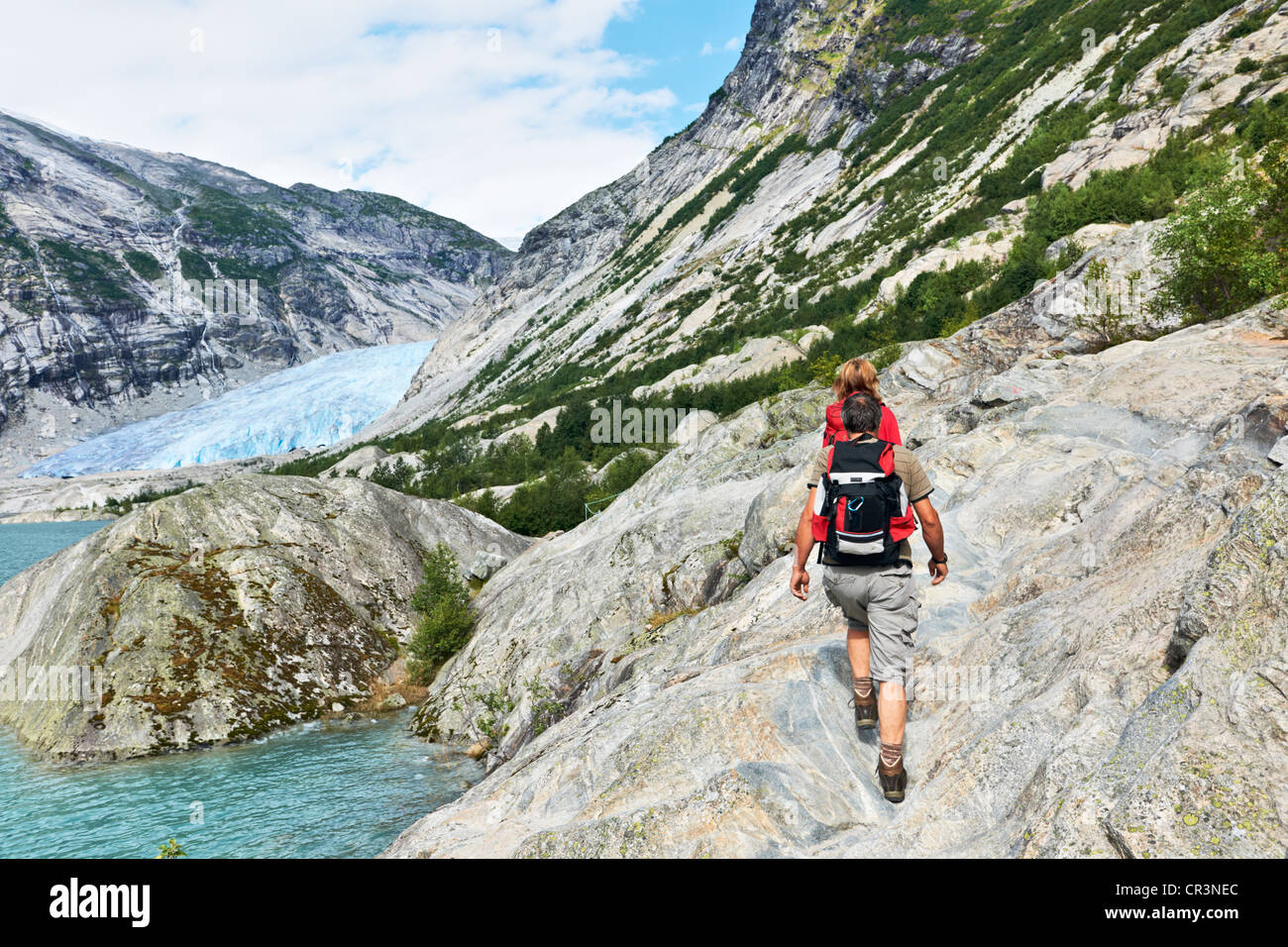 Wanderer am Nigardsbreen, Jostedalen Tal, Glanz, Sogn Og Fjordane Grafschaft, Norwegen, Europa Stockfoto