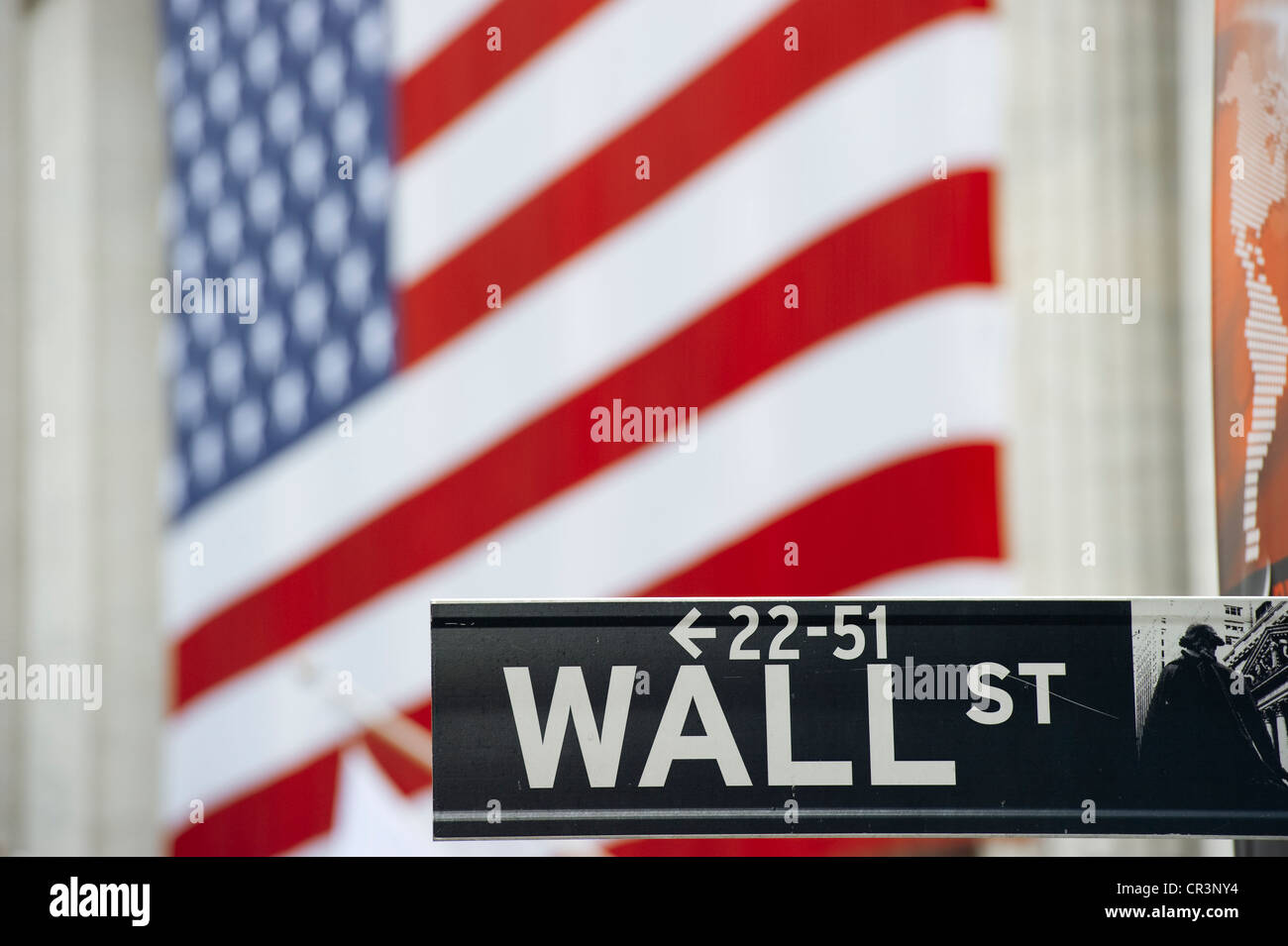 Wall Street Straße unterzeichnen vor einer US-Flagge, Manhattan, New York, USA, Amerika Stockfoto