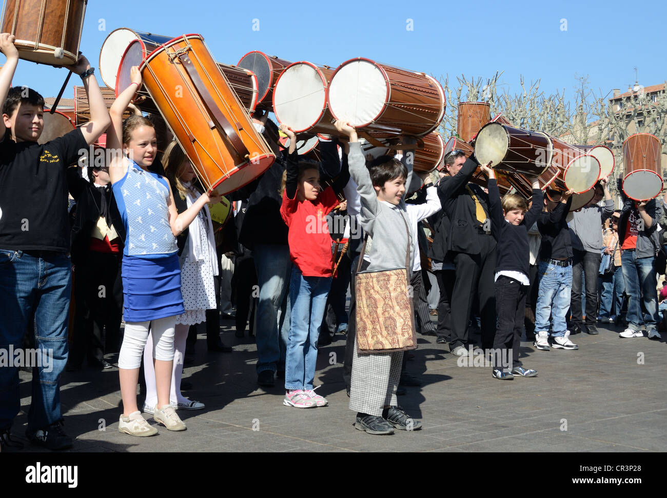 Kinder-Trommler halten Trommeln in der Luft im provenzalischen Tambourin Oder Drum Festival Aix-en-Provence Provence Frankreich Stockfoto