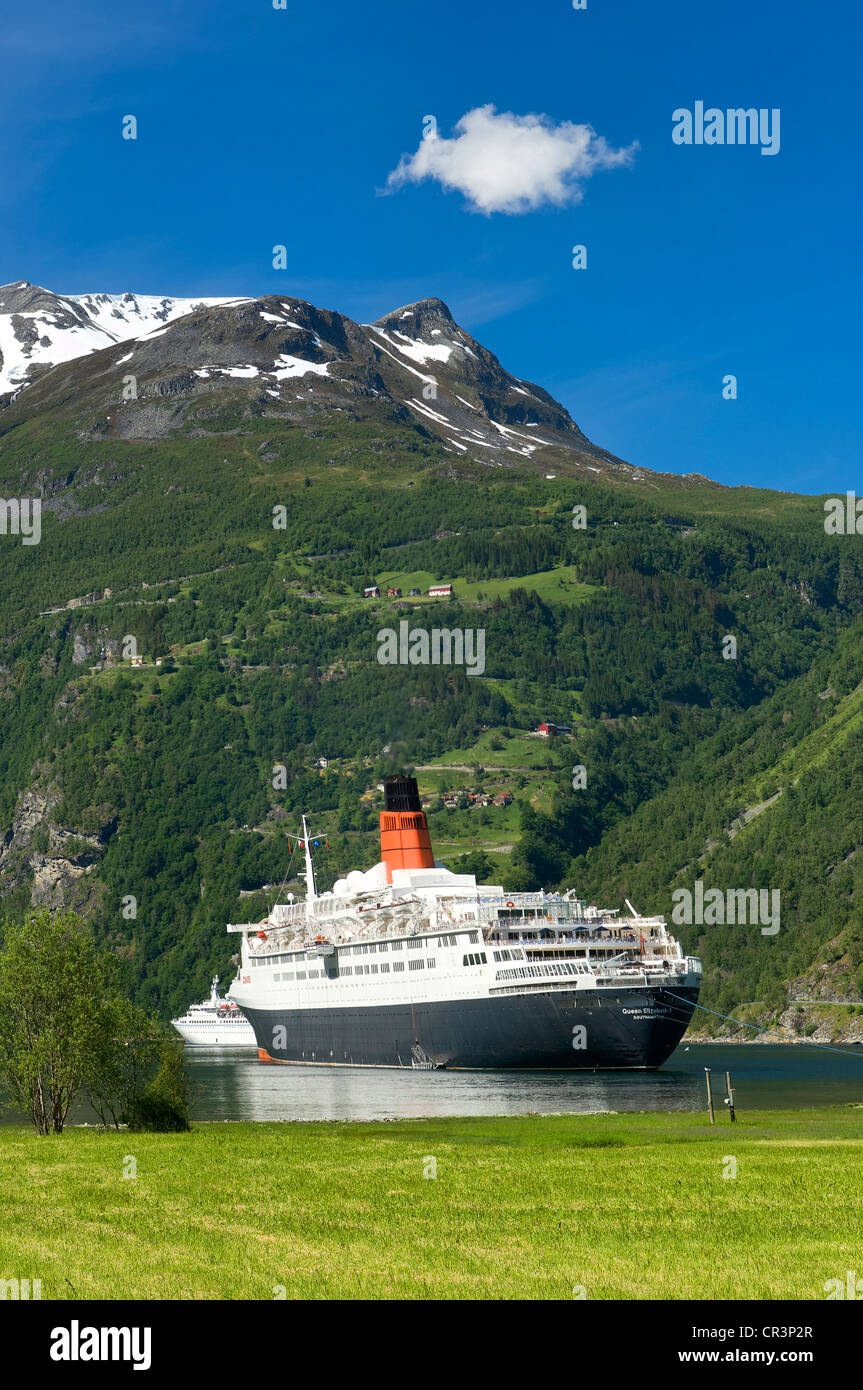 Queen Elizabeth 2, Geiranger, Norwegen, Europa Stockfoto Queen Elizabeth 2, Geiranger, Norwegen, Europa Stockfoto
