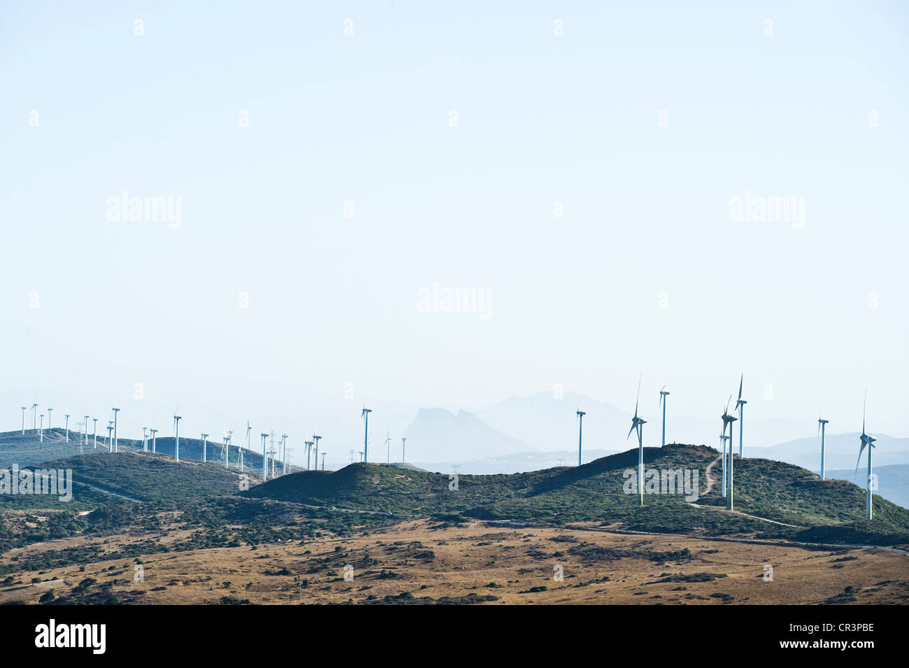 Windkraftanlagen in der Nähe von Tarifa, Gibraltar an der Rückseite, Andalusien, Spanien, Europa Stockfoto