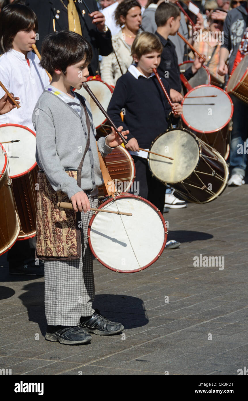 Provenzalische Trommler oder Trommlerjungen Tambourin oder Drum Festival auf dem Cours Mirabeau Aix-en-Provence Frankreich Stockfoto