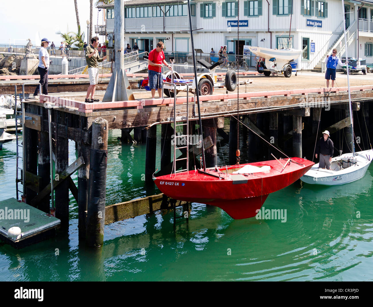 Segelboot aus Wasser am Stearn Kai in "Santa Barbara" Califonia Anhebung Stockfoto