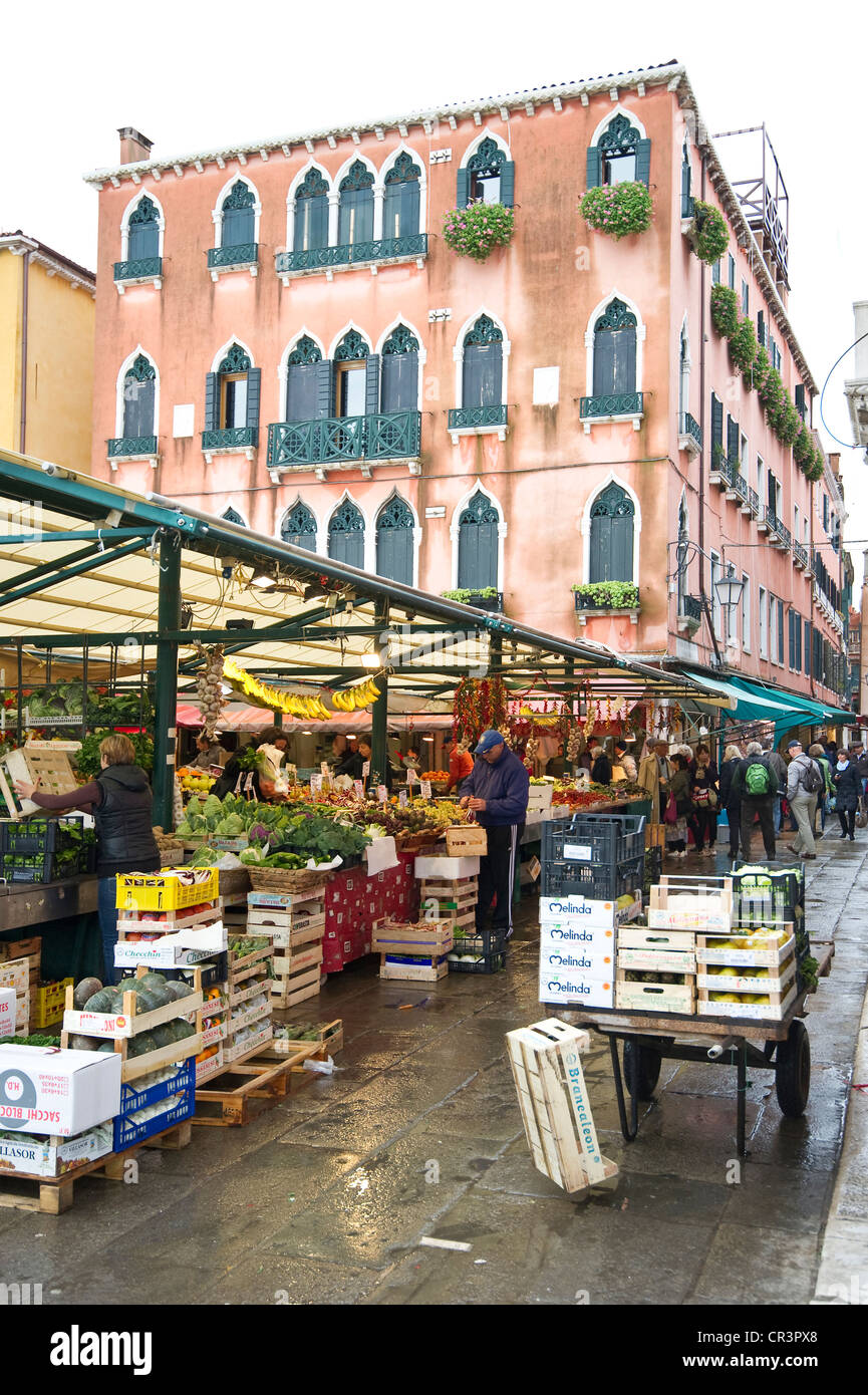 Markt auf der Rialto-Brücke, Venedig, Italien, Europa Stockfoto